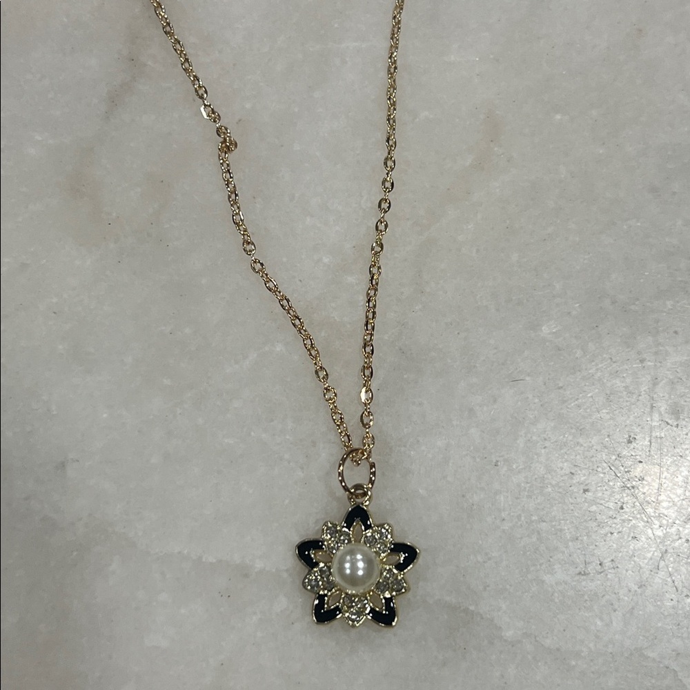 Elegant Black and Gold Floral Pendant Necklace
